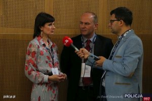 policjantka Wydziału Poszukiwań i Identyfikacji Osób Biura Kryminalnego KGP udziela wywiadu podczas ogólnopolskiej konferencji eksperckiej pn. „System Poszukiwań Osób Zaginionych - wyzwania XXI wieku” w związku z Międzynarodowym Dniem Dziecka Zaginionego