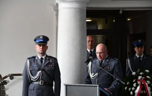 Zdjęcie w kolorze. Na pierwszym planie przemawia Zastępca Komendanta Głównego Policji młodszy inspektor Tomasz Szymański.