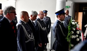 Delegacja w składzie: Zastępca Komendanta Głównego Policji, Wojewoda Podlaski, Komendant Wojewódzki Policji w Białymstoku, Dyrektor Muzeum Wojska w Białymstoku złożyła wieniec pod tablicą pamiątkową.