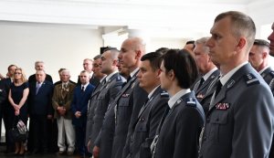 Zdjęcie w kolorze. Na pierwszym planie uczestnicy uroczystości m.in. Komendant Miejski Policji w Białymstoku, Dowódca Oddziału Prewencji Policji w Białymstoku.