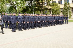 Policjanci i ich rodziny podczas ślubowania pod Komendą Wojewódzką Policji zs. w Radomiu