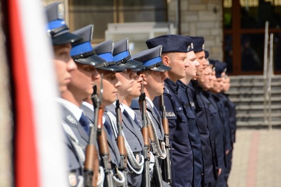 Policjanci i ich rodziny podczas ślubowania pod Komendą Wojewódzką Policji zs. w Radomiu