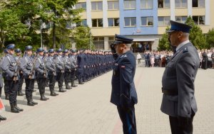 Policjanci i ich rodziny podczas ślubowania pod Komendą Wojewódzką Policji zs. w Radomiu