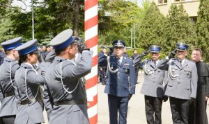 Policjanci i ich rodziny podczas ślubowania pod Komendą Wojewódzką Policji zs. w Radomiu