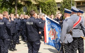 Policjanci i ich rodziny podczas ślubowania pod Komendą Wojewódzką Policji zs. w Radomiu