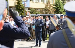 Policjanci i ich rodziny podczas ślubowania pod Komendą Wojewódzką Policji zs. w Radomiu