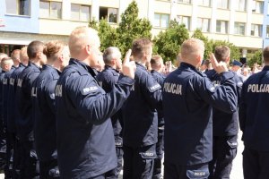 Policjanci i ich rodziny podczas ślubowania pod Komendą Wojewódzką Policji zs. w Radomiu