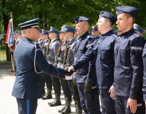 Policjanci i ich rodziny podczas ślubowania pod Komendą Wojewódzką Policji zs. w Radomiu