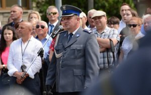 Policjanci i ich rodziny podczas ślubowania pod Komendą Wojewódzką Policji zs. w Radomiu