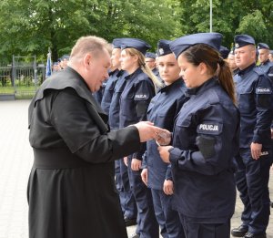 Policjanci i ich rodziny podczas ślubowania pod Komendą Wojewódzką Policji zs. w Radomiu