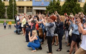 Policjanci i ich rodziny podczas ślubowania pod Komendą Wojewódzką Policji zs. w Radomiu