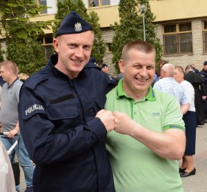 Policjanci i ich rodziny podczas ślubowania pod Komendą Wojewódzką Policji zs. w Radomiu