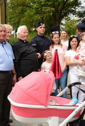 Policjanci i ich rodziny podczas ślubowania pod Komendą Wojewódzką Policji zs. w Radomiu