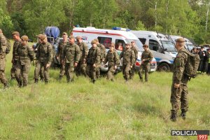 Na zdjęciu widać żołnierzy WOT oddalających się z miejsca odprawy.