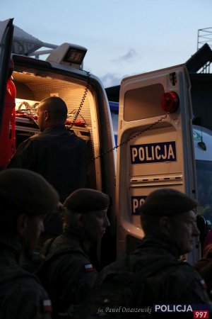 Na zdjęciu fragment Mobilnego Centrum Wsparcia Poszukiwań CPOZ KGP oraz uczestnicy ćwiczeń przygotowujący się do nocnego epizodu manewrów.