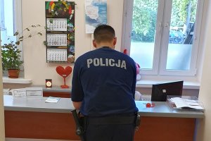 Policjant w punkcie informacyjnym stacji krwiodawstwa.