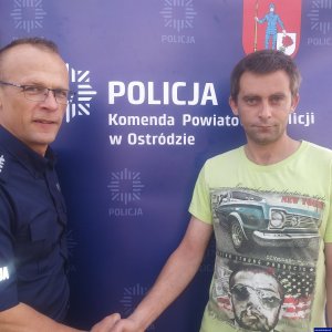 asp. szt. Daniel Kaczorowski wraz z uratowanym mężczyzną