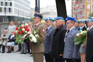 Złożenie wieńców i kwiatów pod pomnikiem Żołnierzy Poległych w Misjach i Operacjach Wojskowych