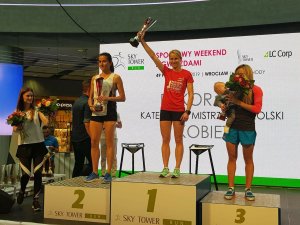 Sierż. szt. Anna Ficner stoi na podium razem z dwiema innymi zawodniczkami