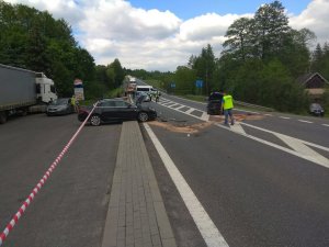 Rozbite samochody oraz akcja ratunkowa na miejscu wypadku na drodze krajowej nr 19 w Żyznowie