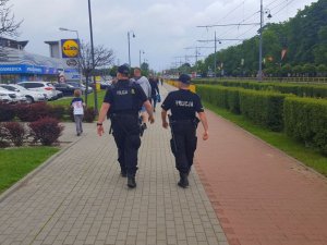 policjanci w patrolu pieszym patrolują teren przy stadionie