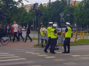 policjanci ruchu drogowego kontrolują skrzyżowanie