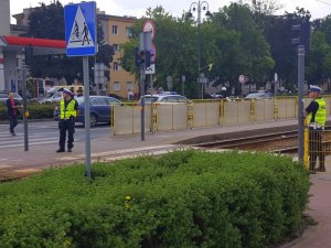 policjanci kontrolują przejście dla pieszych w pobliżu stadionu