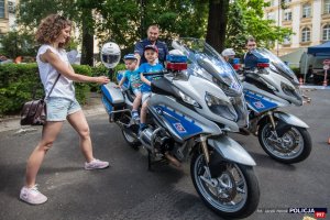 Dzieci na motocyklach policyjnych w towarzystwie dwóch policjantów