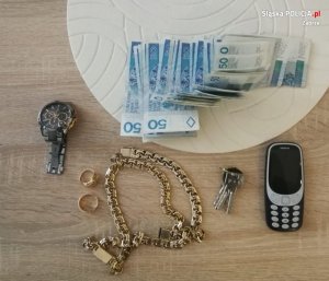 zabezpieczone przez policjantów pieniądze, biżuteria, telefon komórkowy i kluczyki