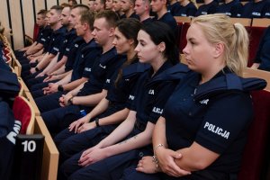 Policjanci w auli słupskiej Szkoły Policji.