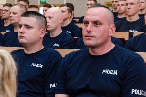 Dwójka policjantów rozpoczynających szkolenie w Słupsku.