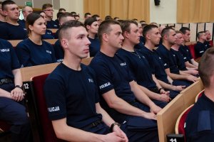 Policjanci, którzy złożyli ślubowanie i rozpoczynają szkolenie w Słupsku.