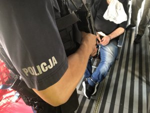 Policjanci wykonują czynności z zatrzymanym Mamuka K.