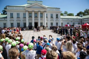 grupa dzieci na dziedzińcu pałacu prezydenckiego