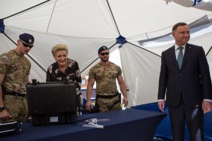 para prezydencka z żołnierzami w namiocie