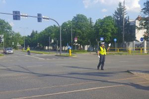 policjant kieruje ruchem na skrzyżowaniu