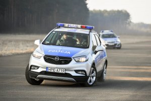 radiowóz policyjny na torze podczas szkolenia z techniki jazdy