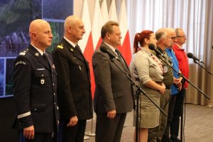 Briefing prasowy poświęcony przygotowaniu służb do realizacji działań, które będą podejmowane w celu zapewnienia bezpieczeństwa w czasie wakacji z udziałem wiceministra Jarosława Zielińskiego, przedstawicieli Policji, Państwowej Straży Pożarnej, GOPRu, TOPRu, WOPRu oraz organizacji harcerskich