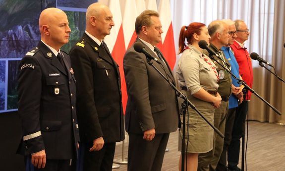 Briefing prasowy poświęcony przygotowaniu służb do realizacji działań, które będą podejmowane w celu zapewnienia bezpieczeństwa w czasie wakacji z udziałem wiceministra Jarosława Zielińskiego, przedstawicieli Policji, Państwowej Straży Pożarnej, GOPRu, TOPRu, WOPRu oraz organizacji harcerskich