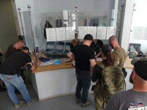 zawodnicy pdczas zapisów w biurze zawodów