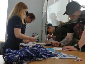 zawodniczki wpisują się na listę w biurze zawodów