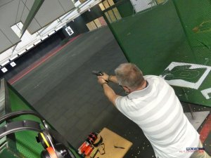 zawodnik strzela do traczy