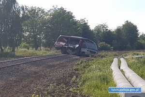 Uszkodzony autobus na torach