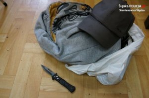 zabezpieczone rzeczy nóż, czapka z daszkiem i bluza dresowa