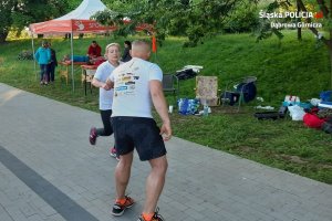 zmiana sztafety zawodniczka przekazuje pałeczkę zawodnikowi