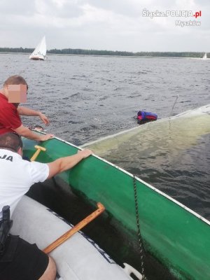 Policjant uczestniczy w akcji ratunkowej na porajskim zalewie