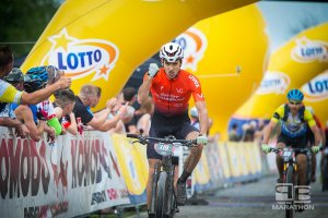 zawodnik dojeżdża na rowerze górskim do mety podczas LOTTO Poland Bike Marathon w Urszulinie