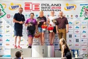 zwycięzcy zawodnici stoją na podium LOTTO Poland Bike Marathon w Urszulinie