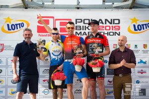 zwycięzcy zawodnici stoją na podium LOTTO Poland Bike Marathon w Urszulinie