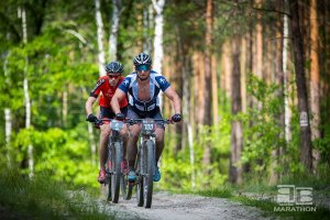 zawodnicy jadą na rowerach górskich w lesie podczas LOTTO Poland Bike Marathon w Urszulinie